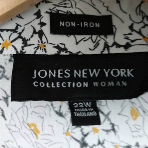 Women's Blouse - Picture 2 of 3